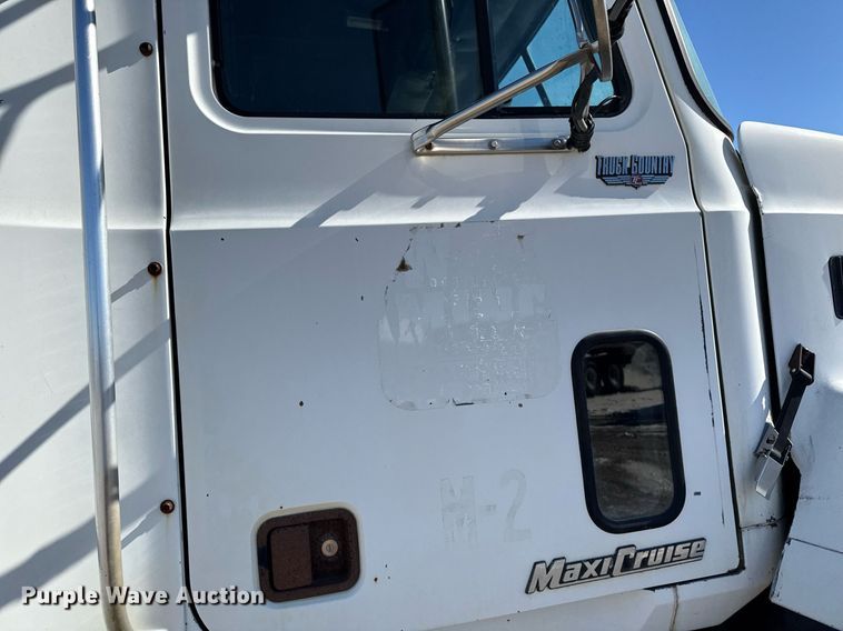 image for item DT0597 2000 Mack CH613 semi truck