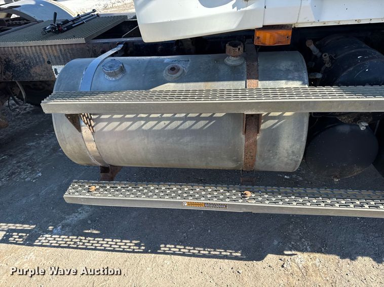 image for item DT0597 2000 Mack CH613 semi truck