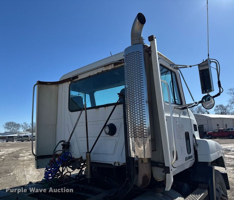 image for item DT0597 2000 Mack CH613 semi truck