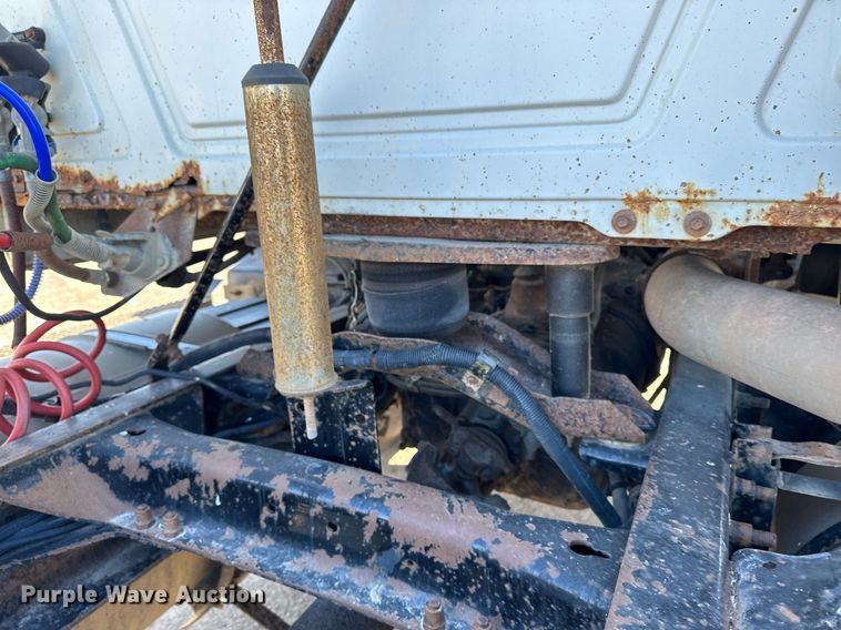 image for item DT0597 2000 Mack CH613 semi truck