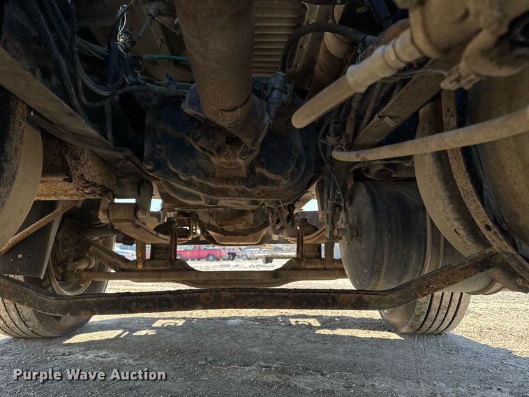 image for item DT0597 2000 Mack CH613 semi truck