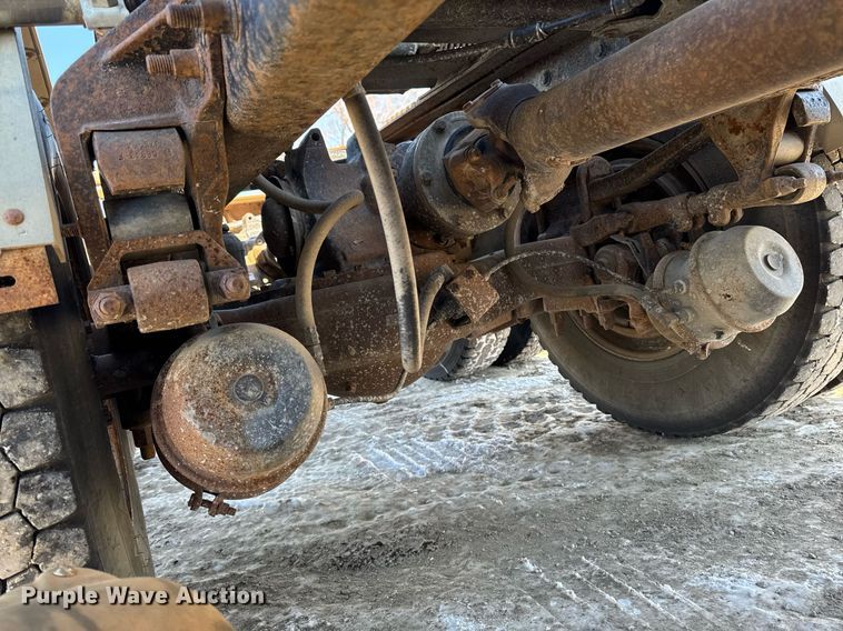 image for item DT0597 2000 Mack CH613 semi truck