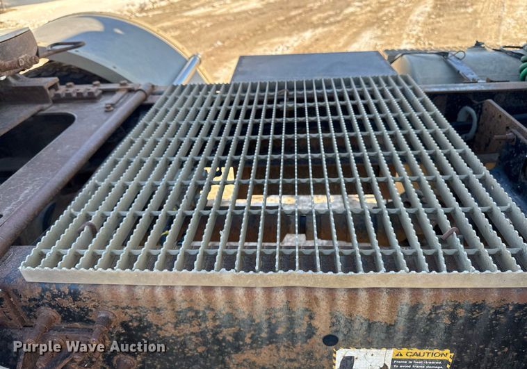 image for item DT0597 2000 Mack CH613 semi truck