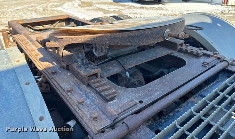 image for item DT0597 2000 Mack CH613 semi truck