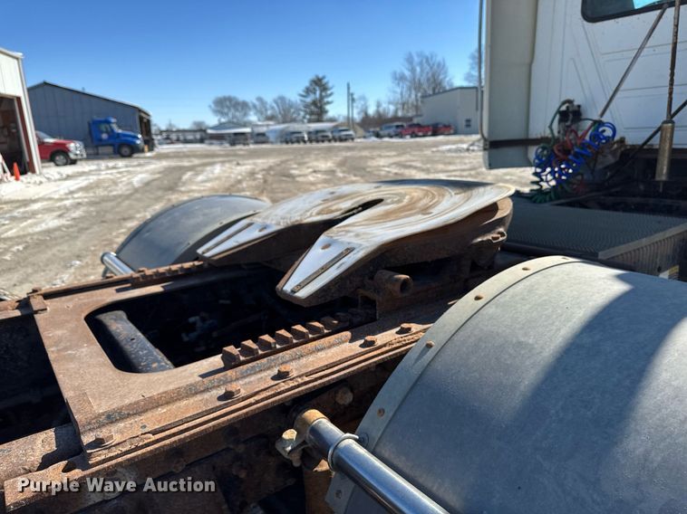 image for item DT0597 2000 Mack CH613 semi truck