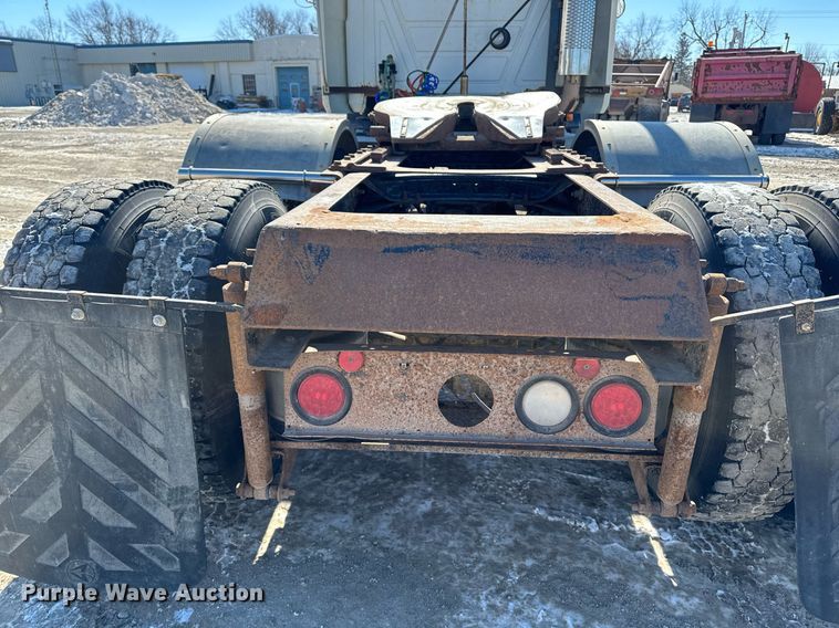 image for item DT0597 2000 Mack CH613 semi truck