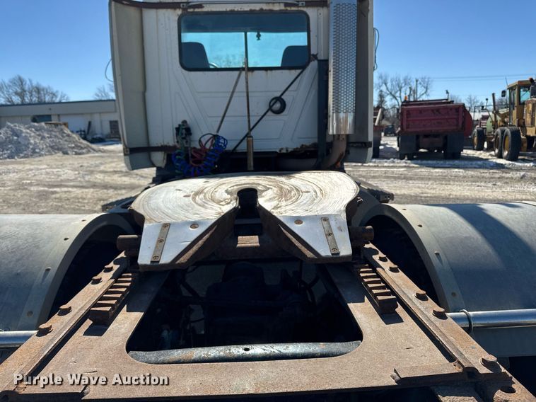 image for item DT0597 2000 Mack CH613 semi truck