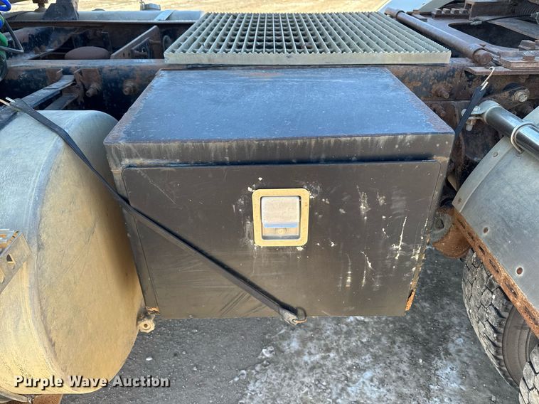 image for item DT0597 2000 Mack CH613 semi truck