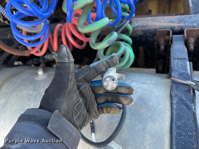 image for item DT0597 2000 Mack CH613 semi truck