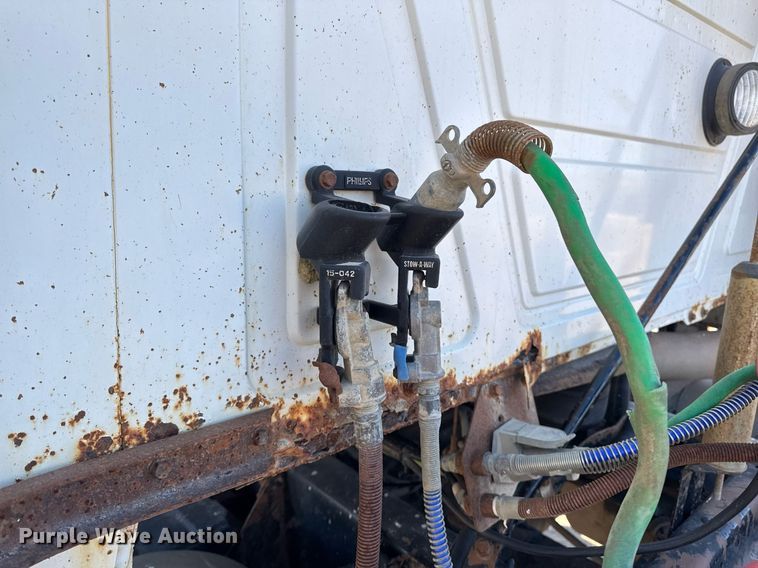 image for item DT0597 2000 Mack CH613 semi truck