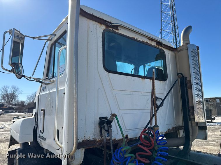 image for item DT0597 2000 Mack CH613 semi truck