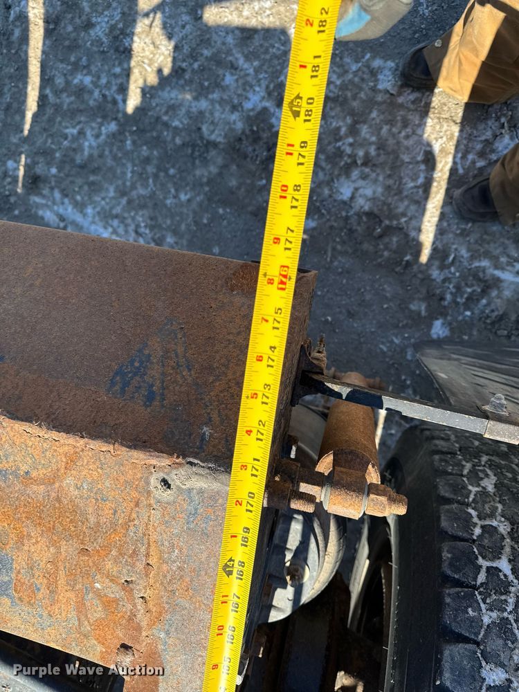 image for item DT0597 2000 Mack CH613 semi truck