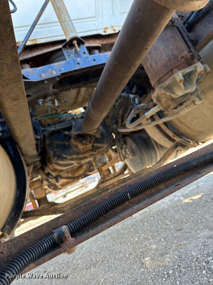 image for item DT0597 2000 Mack CH613 semi truck