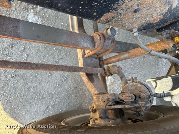 image for item DT0597 2000 Mack CH613 semi truck