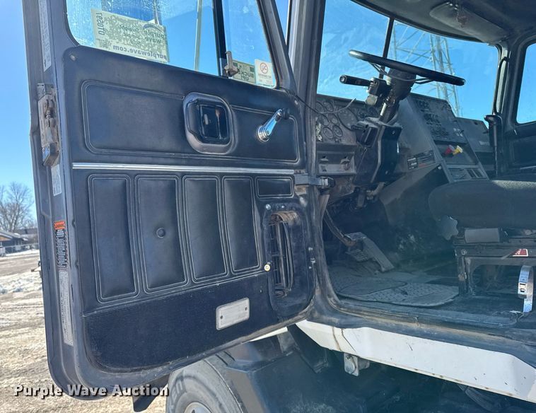 image for item DT0597 2000 Mack CH613 semi truck