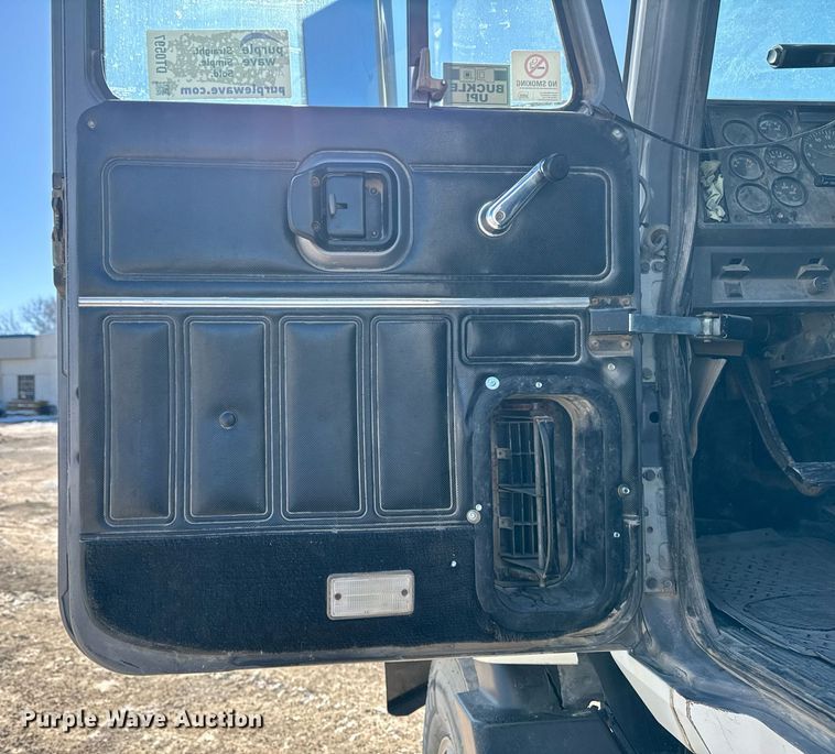 image for item DT0597 2000 Mack CH613 semi truck