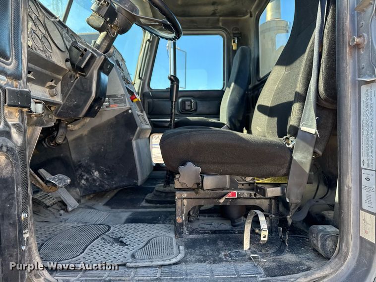 image for item DT0597 2000 Mack CH613 semi truck