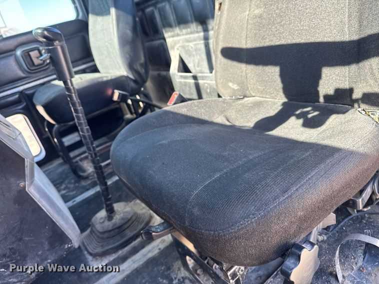 image for item DT0597 2000 Mack CH613 semi truck