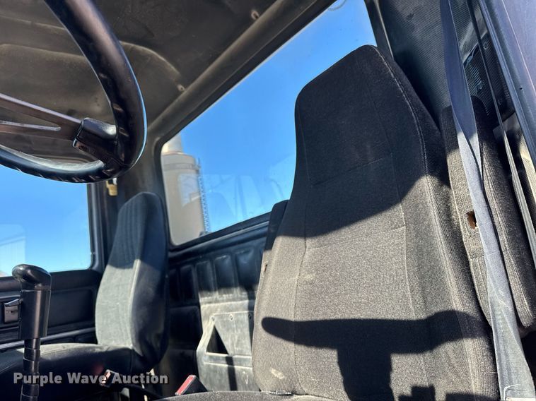 image for item DT0597 2000 Mack CH613 semi truck