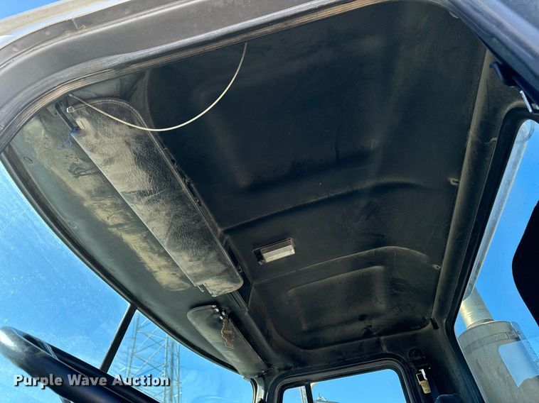 image for item DT0597 2000 Mack CH613 semi truck