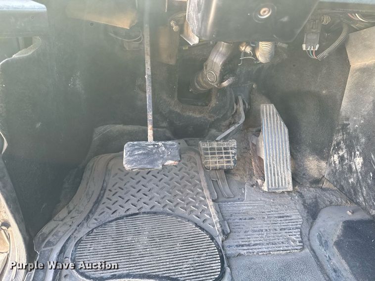 image for item DT0597 2000 Mack CH613 semi truck