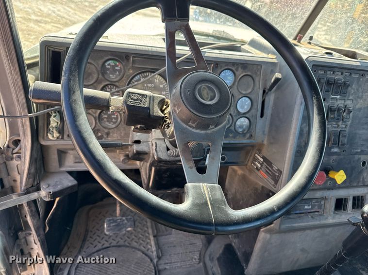 image for item DT0597 2000 Mack CH613 semi truck