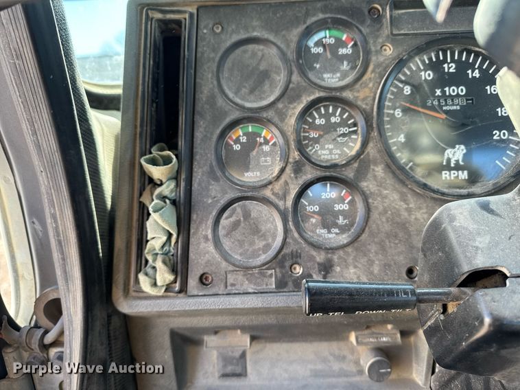 image for item DT0597 2000 Mack CH613 semi truck