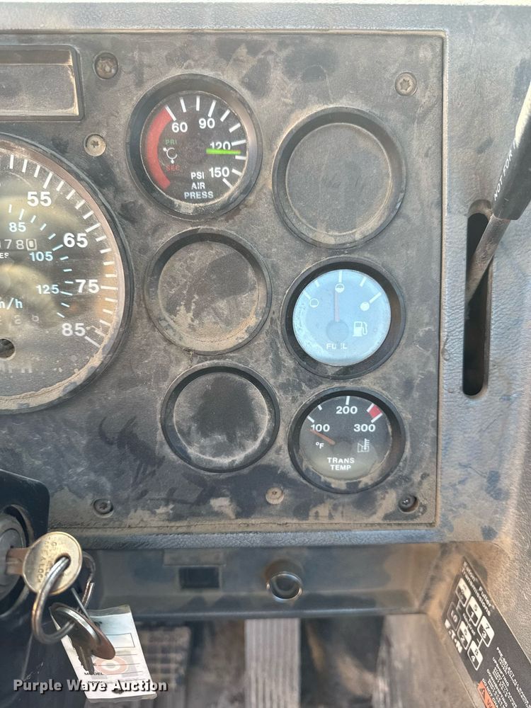 image for item DT0597 2000 Mack CH613 semi truck