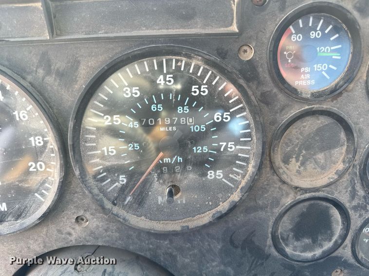 image for item DT0597 2000 Mack CH613 semi truck