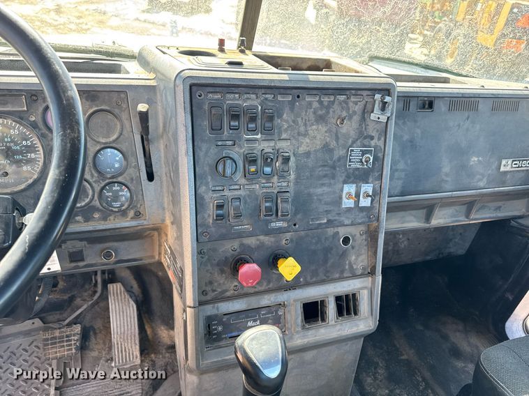 image for item DT0597 2000 Mack CH613 semi truck