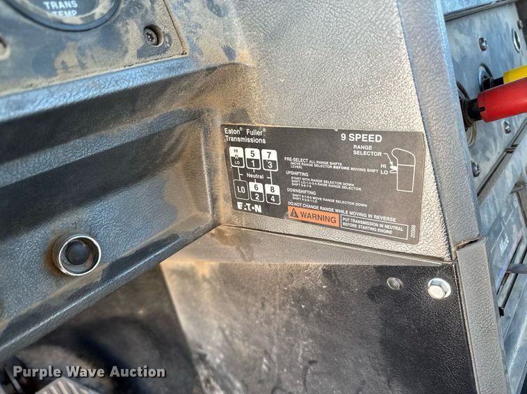 image for item DT0597 2000 Mack CH613 semi truck