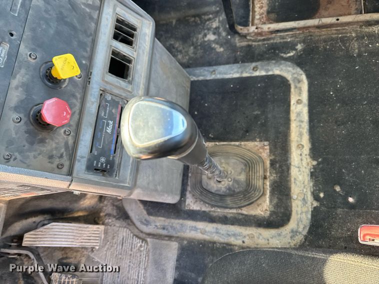 image for item DT0597 2000 Mack CH613 semi truck