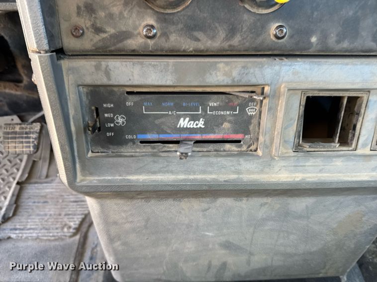 image for item DT0597 2000 Mack CH613 semi truck