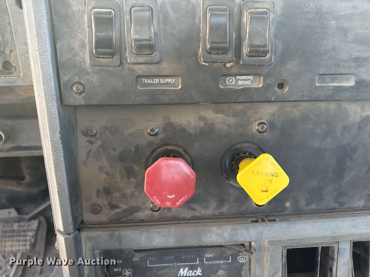 image for item DT0597 2000 Mack CH613 semi truck