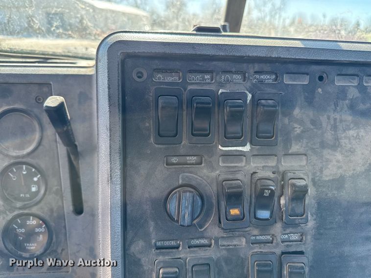 image for item DT0597 2000 Mack CH613 semi truck