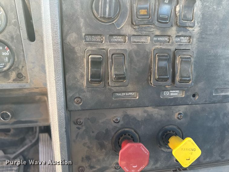 image for item DT0597 2000 Mack CH613 semi truck