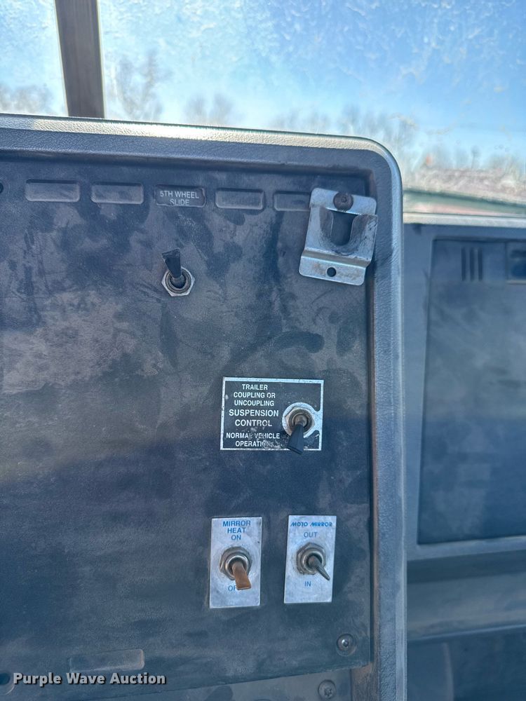 image for item DT0597 2000 Mack CH613 semi truck