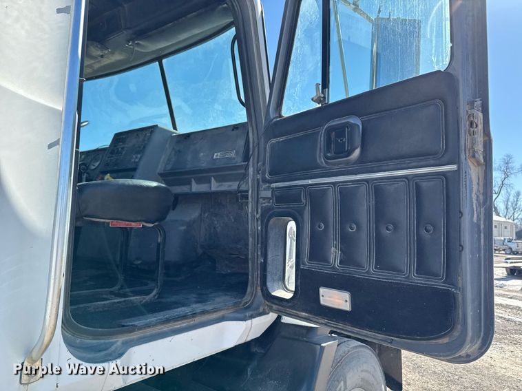 image for item DT0597 2000 Mack CH613 semi truck