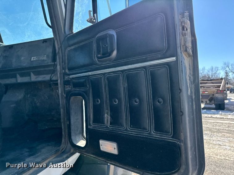 image for item DT0597 2000 Mack CH613 semi truck