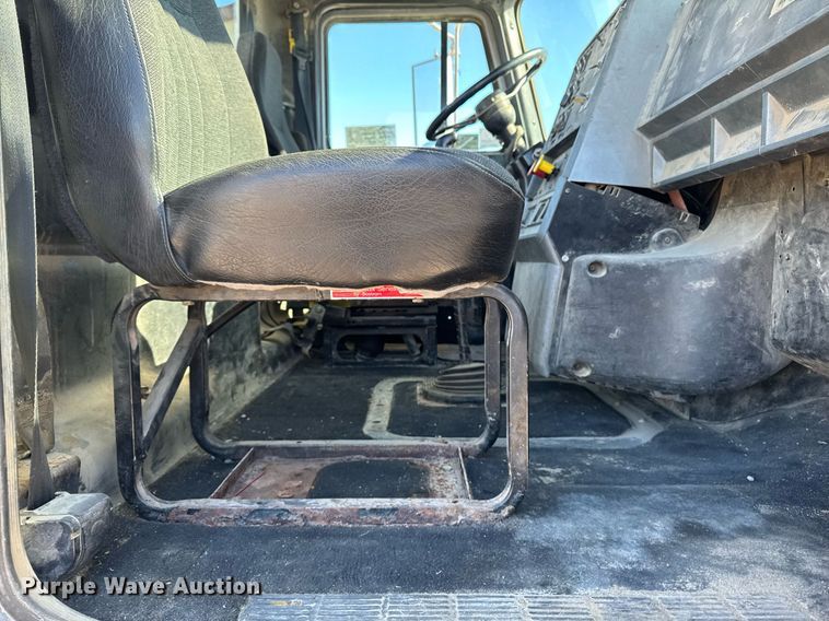 image for item DT0597 2000 Mack CH613 semi truck