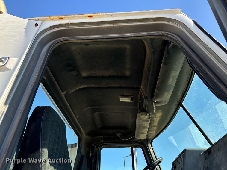 image for item DT0597 2000 Mack CH613 semi truck