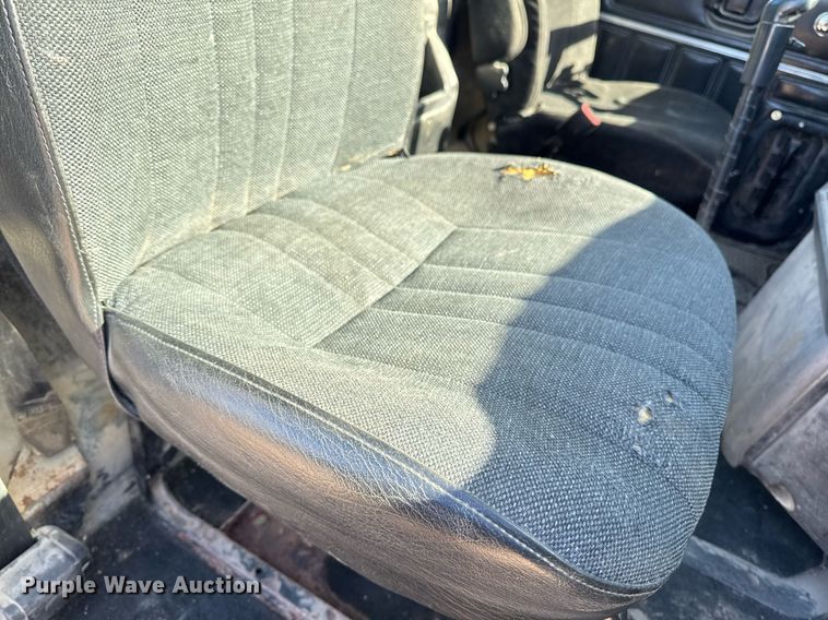 image for item DT0597 2000 Mack CH613 semi truck