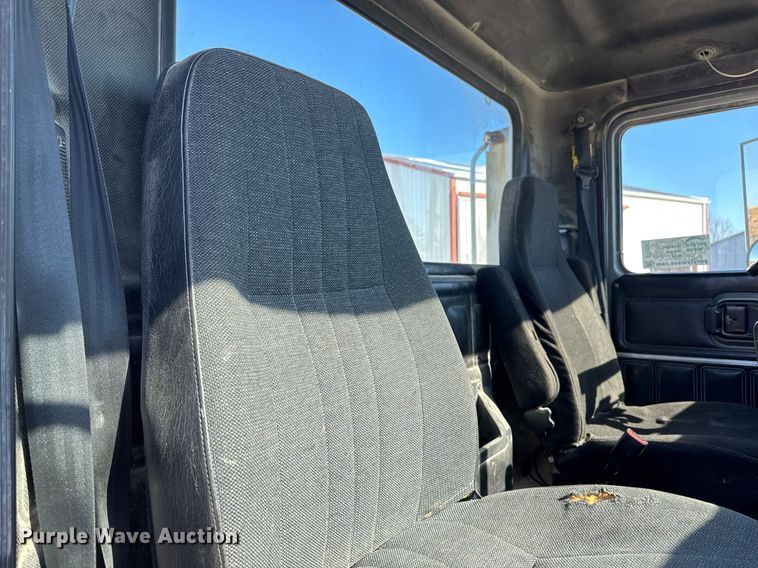 image for item DT0597 2000 Mack CH613 semi truck