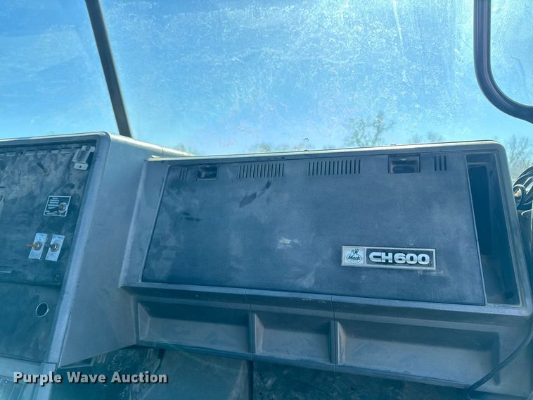 image for item DT0597 2000 Mack CH613 semi truck