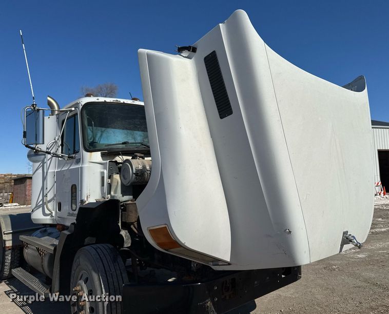image for item DT0597 2000 Mack CH613 semi truck