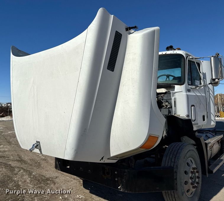 image for item DT0597 2000 Mack CH613 semi truck