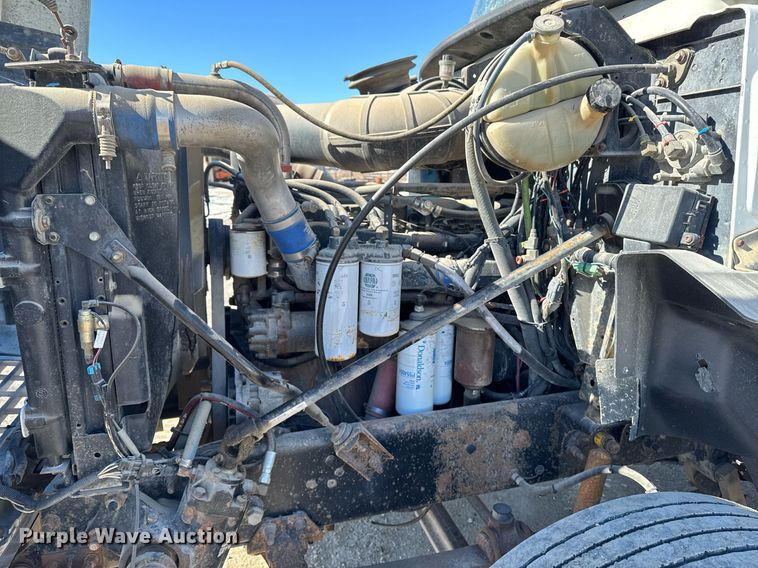 image for item DT0597 2000 Mack CH613 semi truck