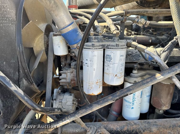 image for item DT0597 2000 Mack CH613 semi truck