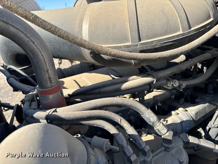 image for item DT0597 2000 Mack CH613 semi truck