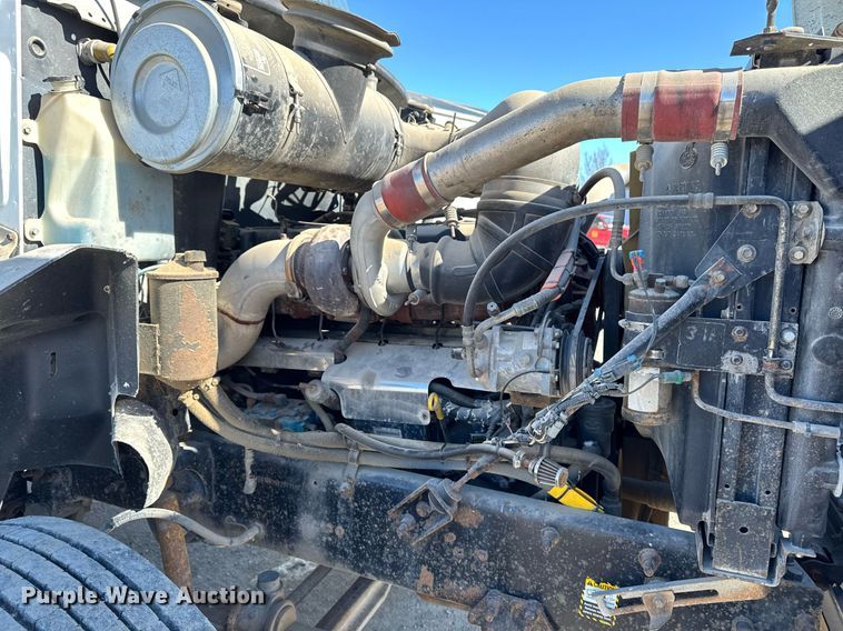 image for item DT0597 2000 Mack CH613 semi truck